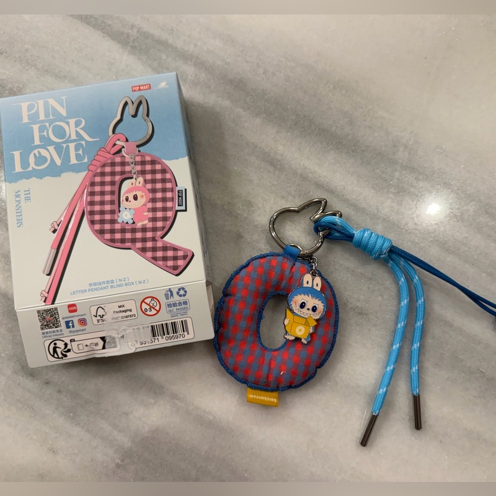 Pop Mart Pin For Love letter O keychain